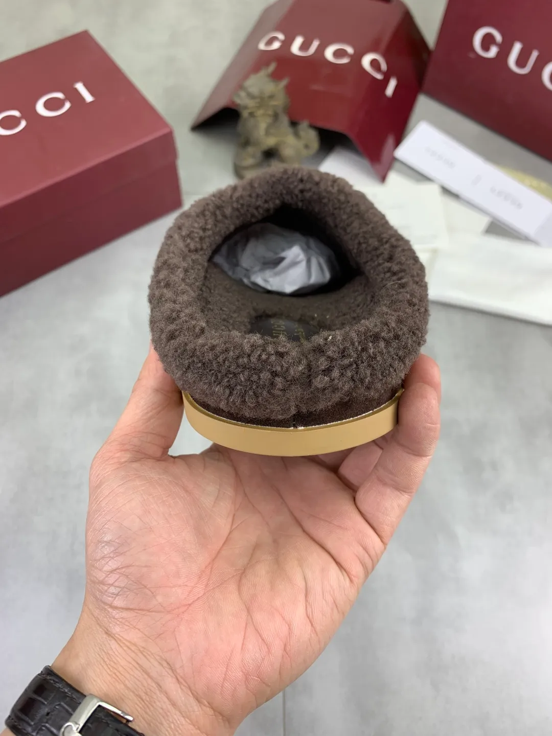 Men's shoes 💰P400 [New style] 💰 Women's half-flop 🆘 "Real wool" [GUCCI] 👉 Popular men's shoes official website synchronization 🔰 Quality [proud] is not comparable to the imitations in the general market 🌀 The upper is imported Italian frosted cowhide, and the lining: foot pad 🅰️ grade 🐑 real wool 👻 Only Grade A can show the effect The hand feels smooth and delicate 🔱The shoe shape is grand, only the factory can achieve it 🎄The perfect toughness of the original outsole 👻⬛️Only allows customers to bid farewell to one-time consumption. Real wool lining, super warm. 2️⃣Colors available Sizes: 35-44